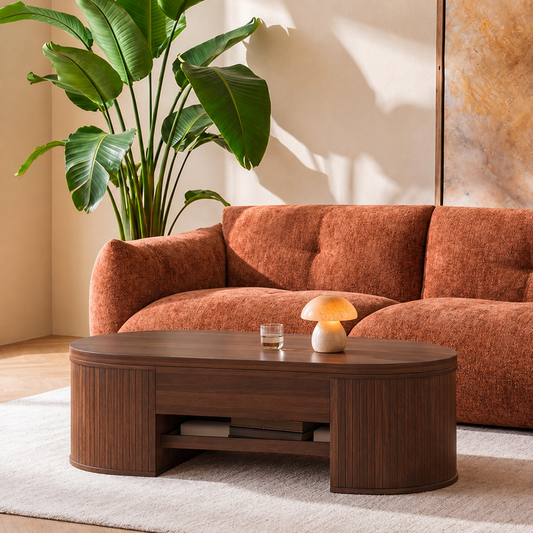 Table basse Suzanne à plateau relevable dans un salon